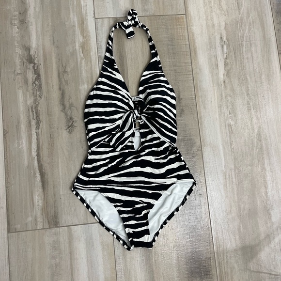 Vince Camuto L121118 Women’s Zebra Tie Front Halter One-Piece Swimsuit Size 10 - Picture 2 of 5